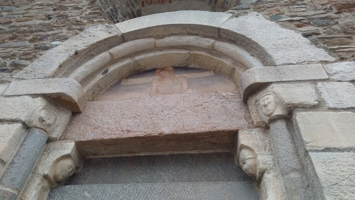 dettaglio del portale della chiesa parrocchiale