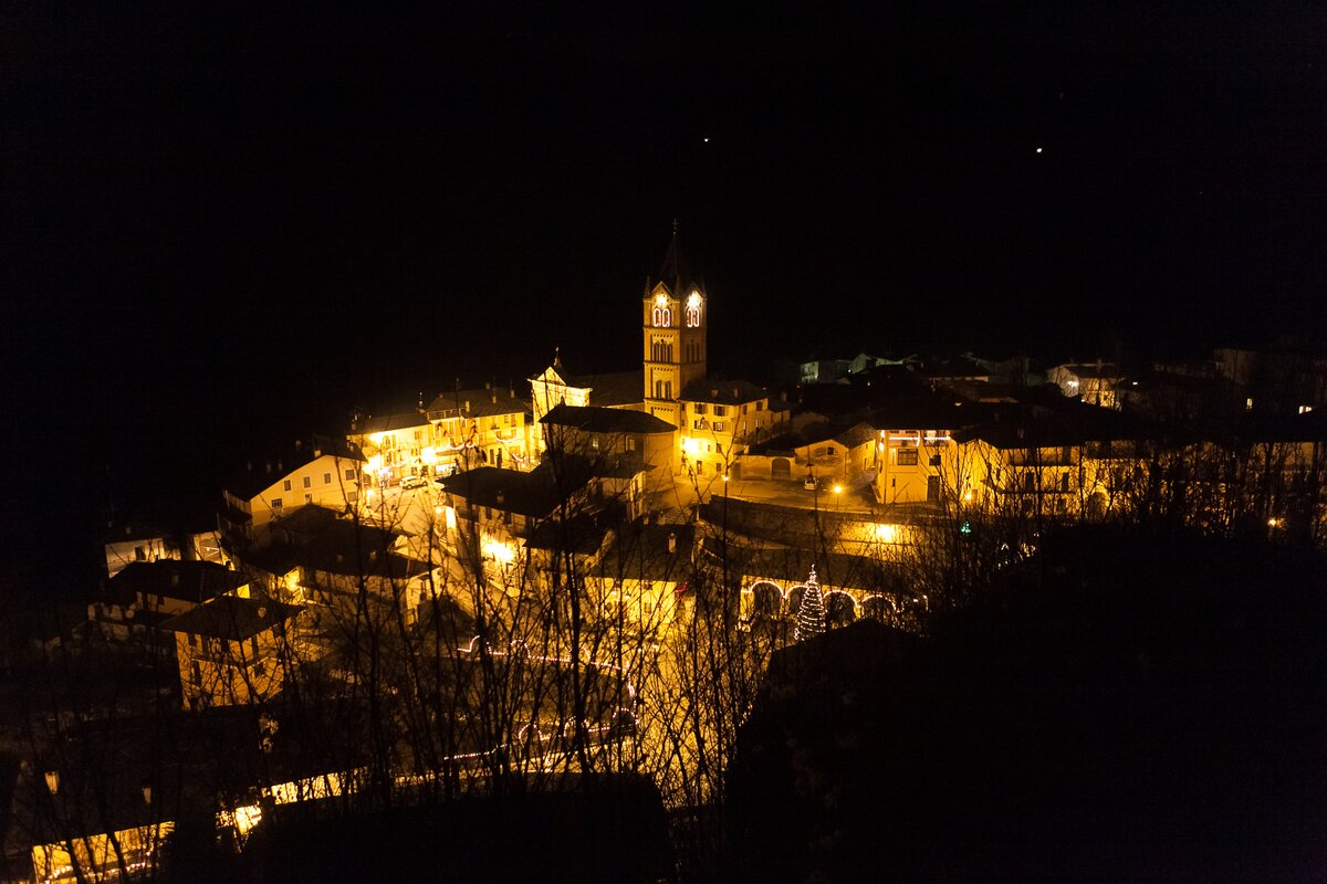 vista del concentrico di Melle dall'alto e di notte durante il periodo natalizio. l'illuminazione pubblica è di colore giallo
