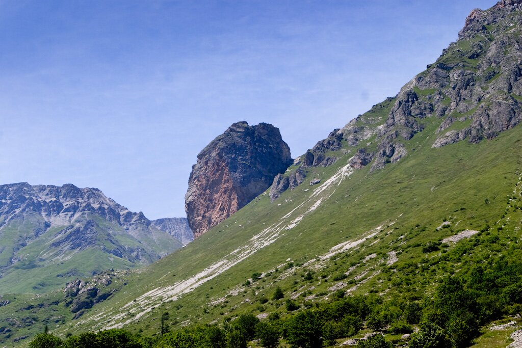 vista su Rocca Senghi, caratteristica formazione rocciosa che emerge nell'alto vallone di Bellino