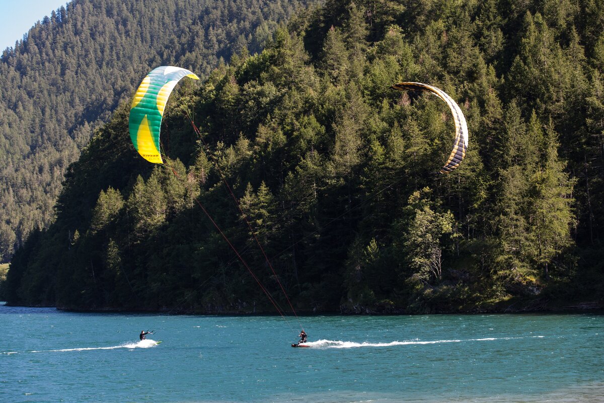 sci d'acqua con paracadute sul lago di Pontechianale