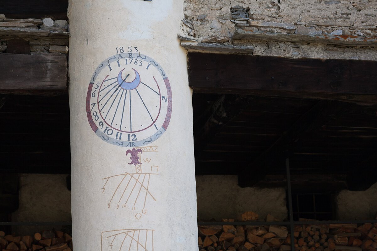 su un pilastro rotondo si staglia un orologio solare