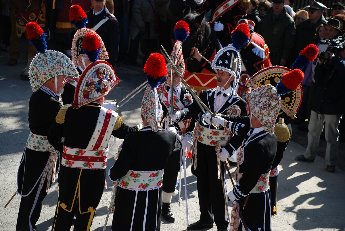 l'incontro degli abà della Baìo di Sampeyre, uno dei momenti più solenni della festa: otto uomini in costume tradizionale incrociano le spade in segno di rispetto reciproco.