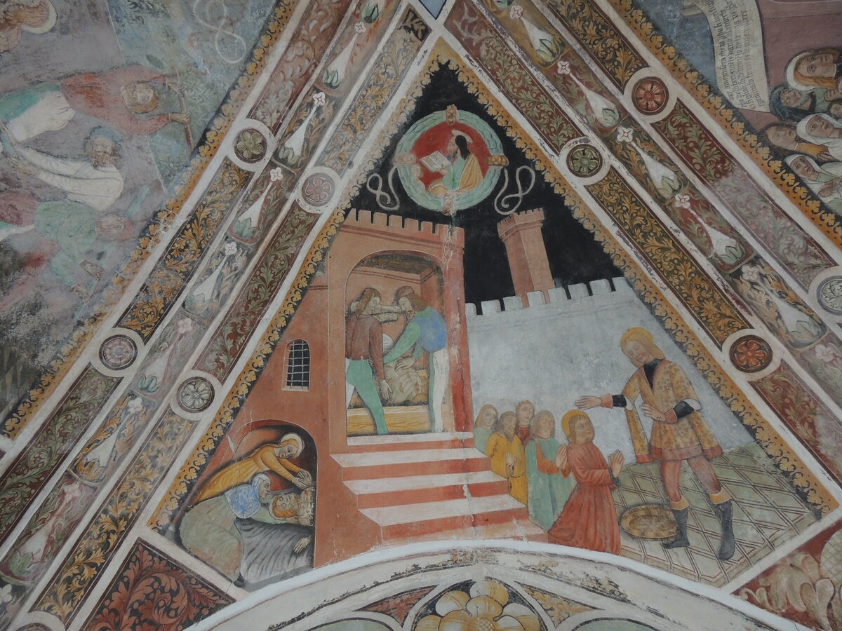 affreschi di una cappella a Busca: si vede la vela di una volta