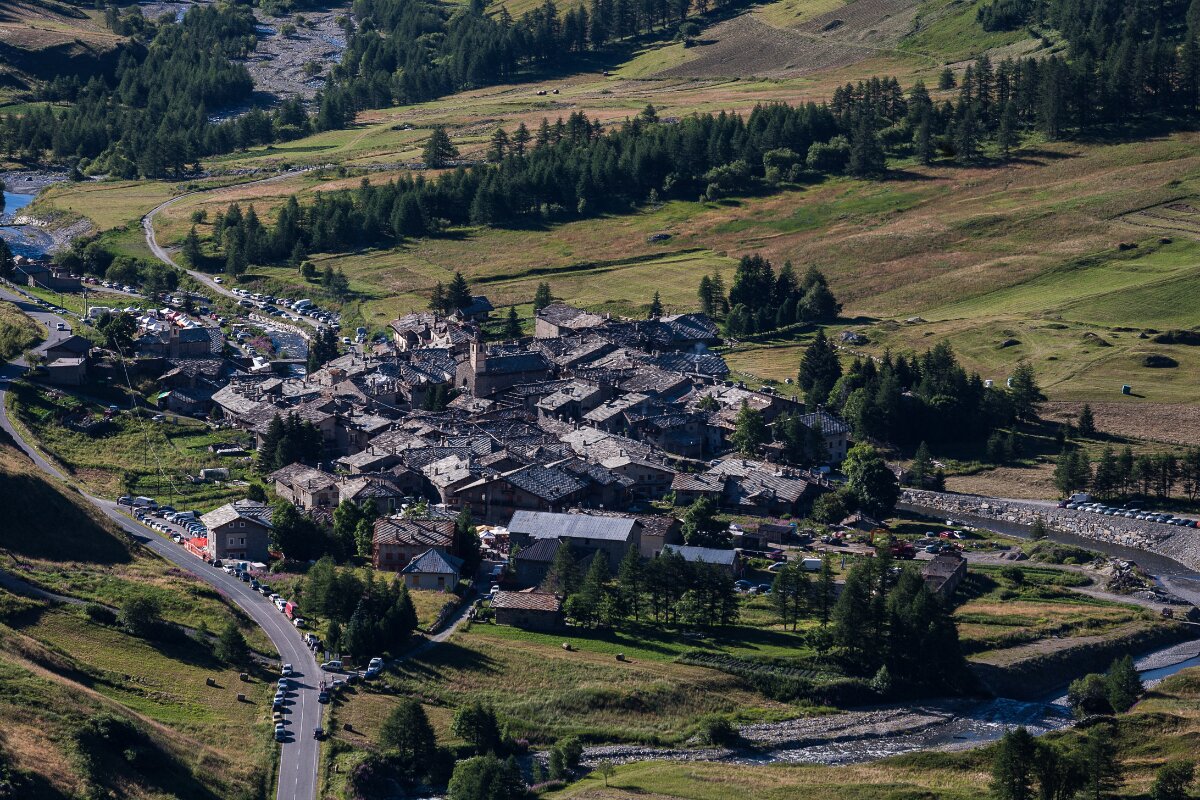 una borgata con case e tetti in pietra vista dall'alto