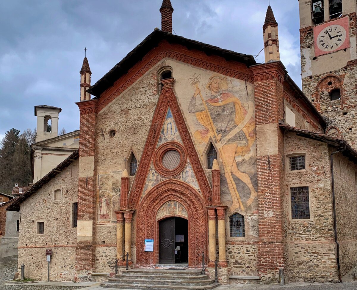 la facciata affrescata della parrocchiale del paese