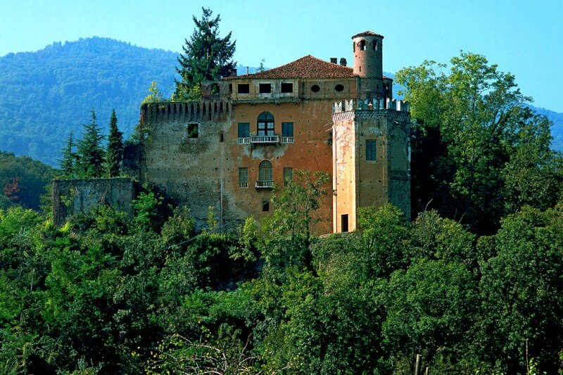 il castello di Verzuolo immerso nel verde della vegetazione circostante