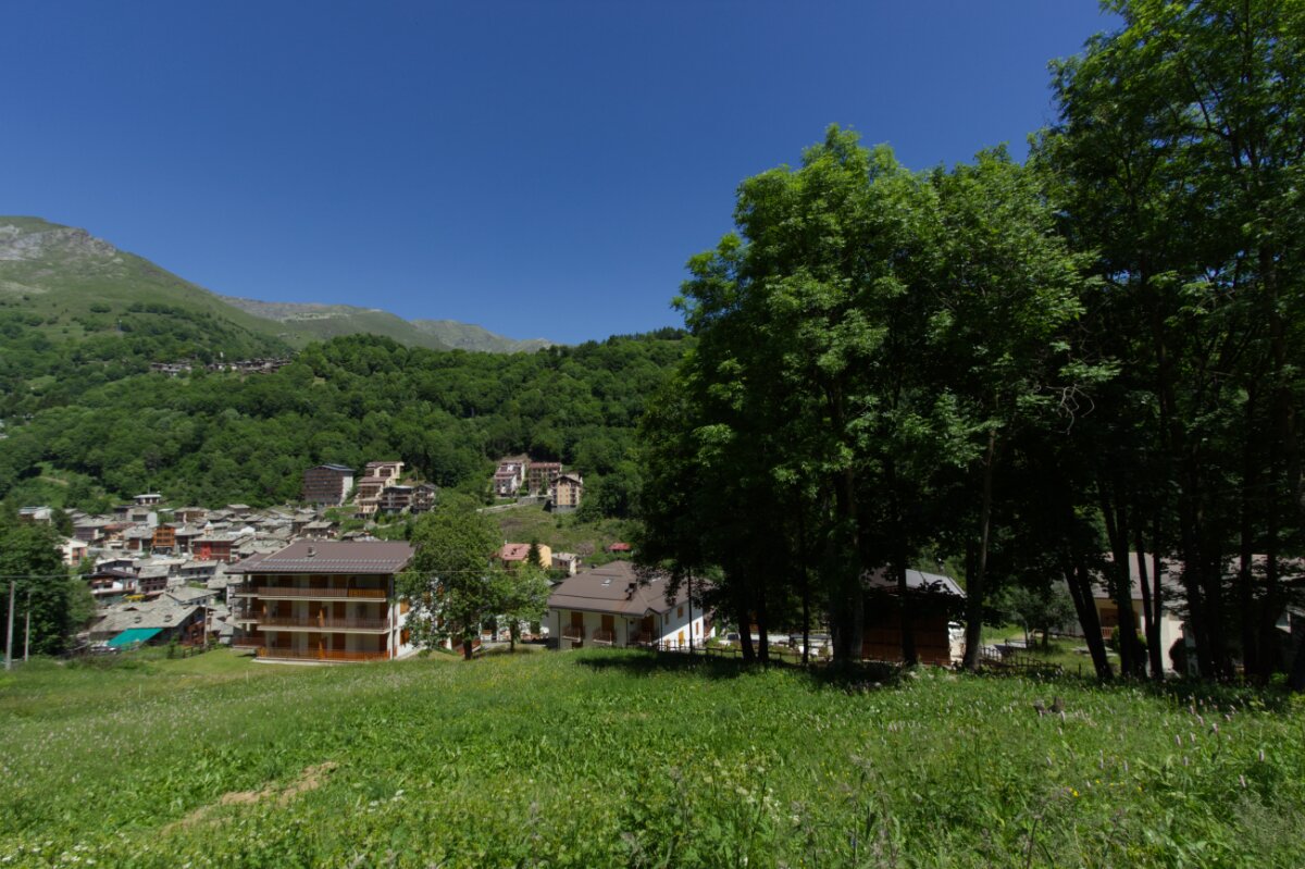 Veduta del concentrico del Capoluogo, immerso nella verde vegetazione circostante