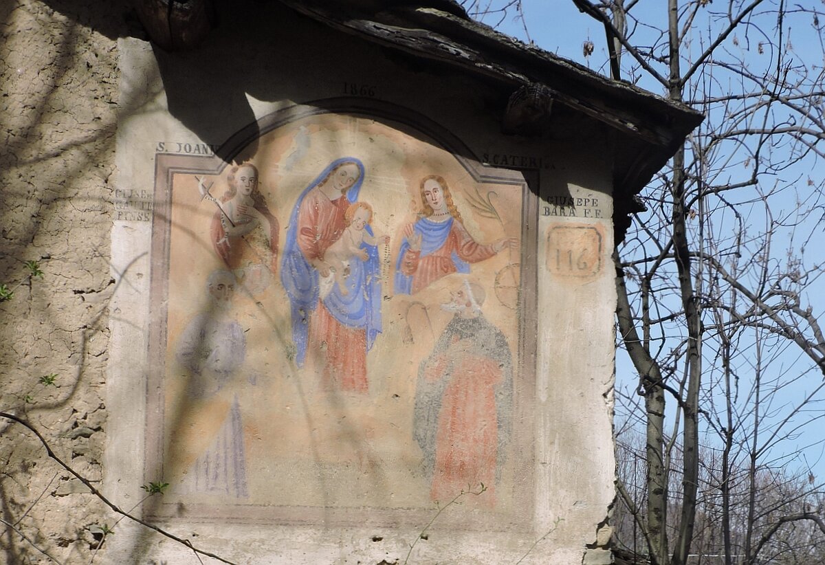 Primo piano su un pilone votivo