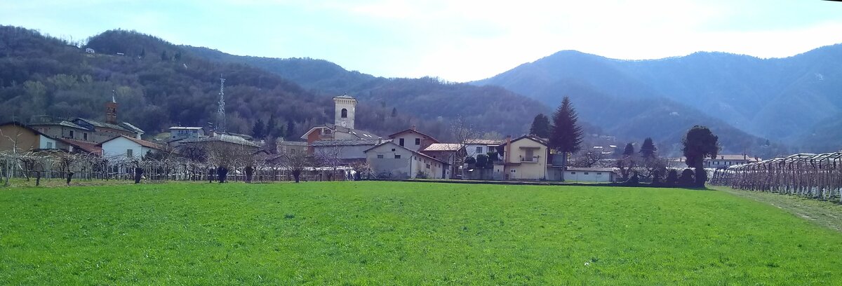 Sullo sfondo il paese, in primo piano un campo coltivato