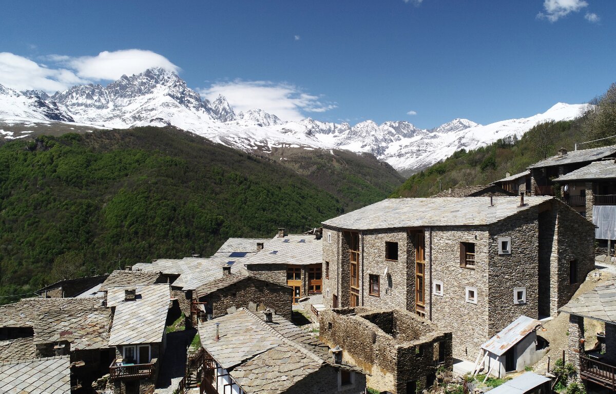 Panorama della borgata Sant'Antonio, con il Monviso velato dalle nuvole che si staglia in alto a sinistra