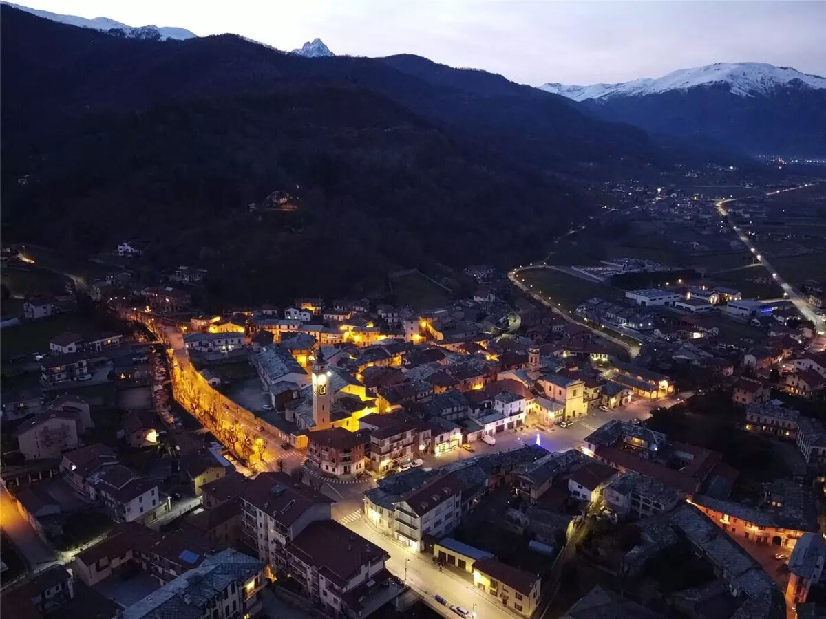 veduta notturna e dall'alto del concentrico