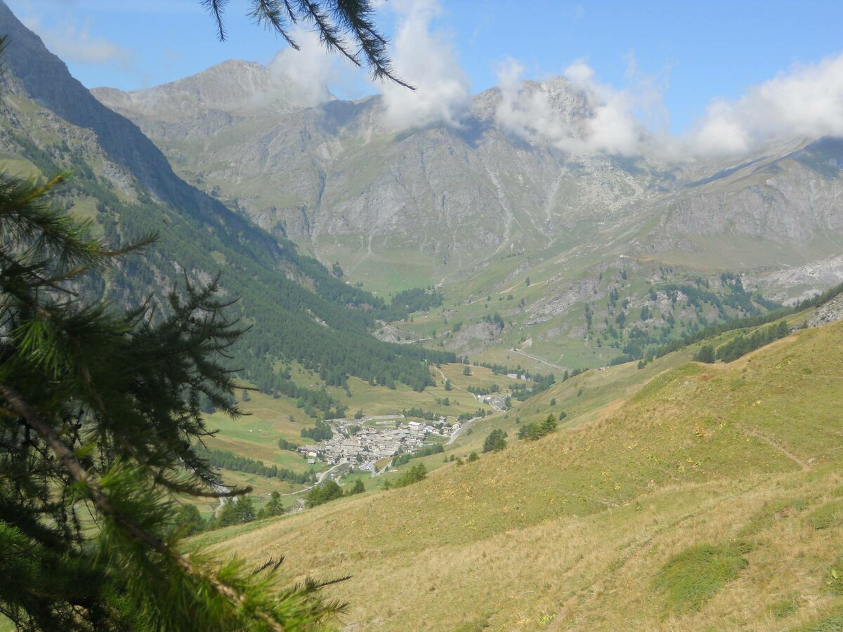 foto panoramica verso l'alta valle Varaita, con l'abitato di Chianale in bella vista