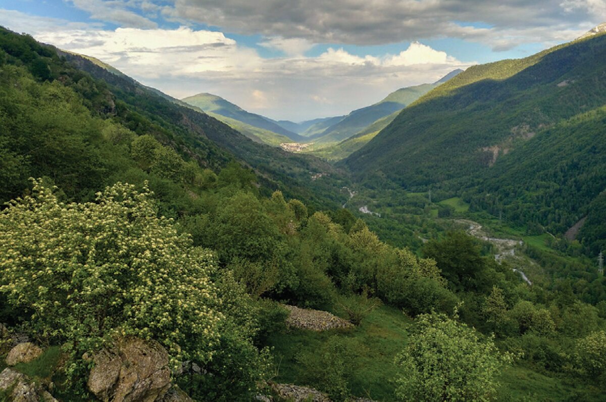 panorama verso la bassa valle Varaita