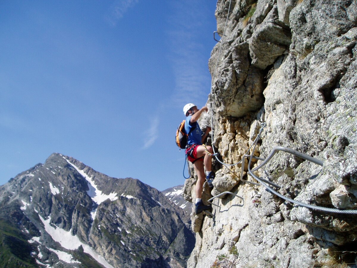una persona sta arrampicando su una parete rocciosa