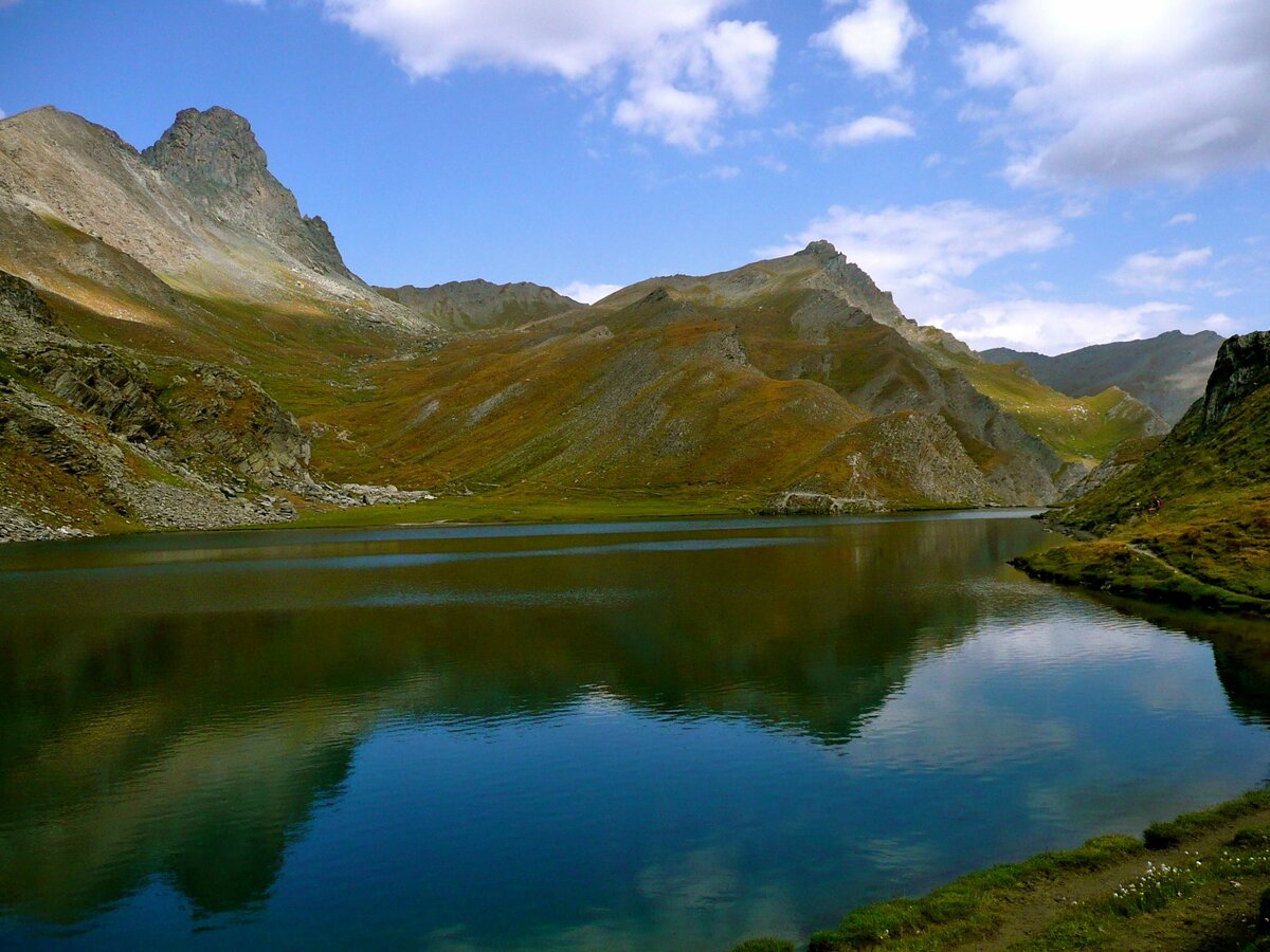 immagine di un lago alpino