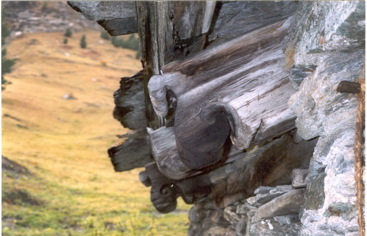 Particolare della travatura di un edificio tradizionale dell'alta valle