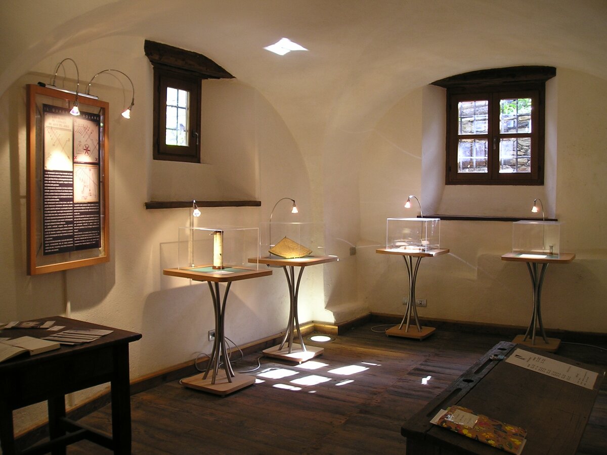 l'interno di un edificio museale ricavato da una vecchia stalla