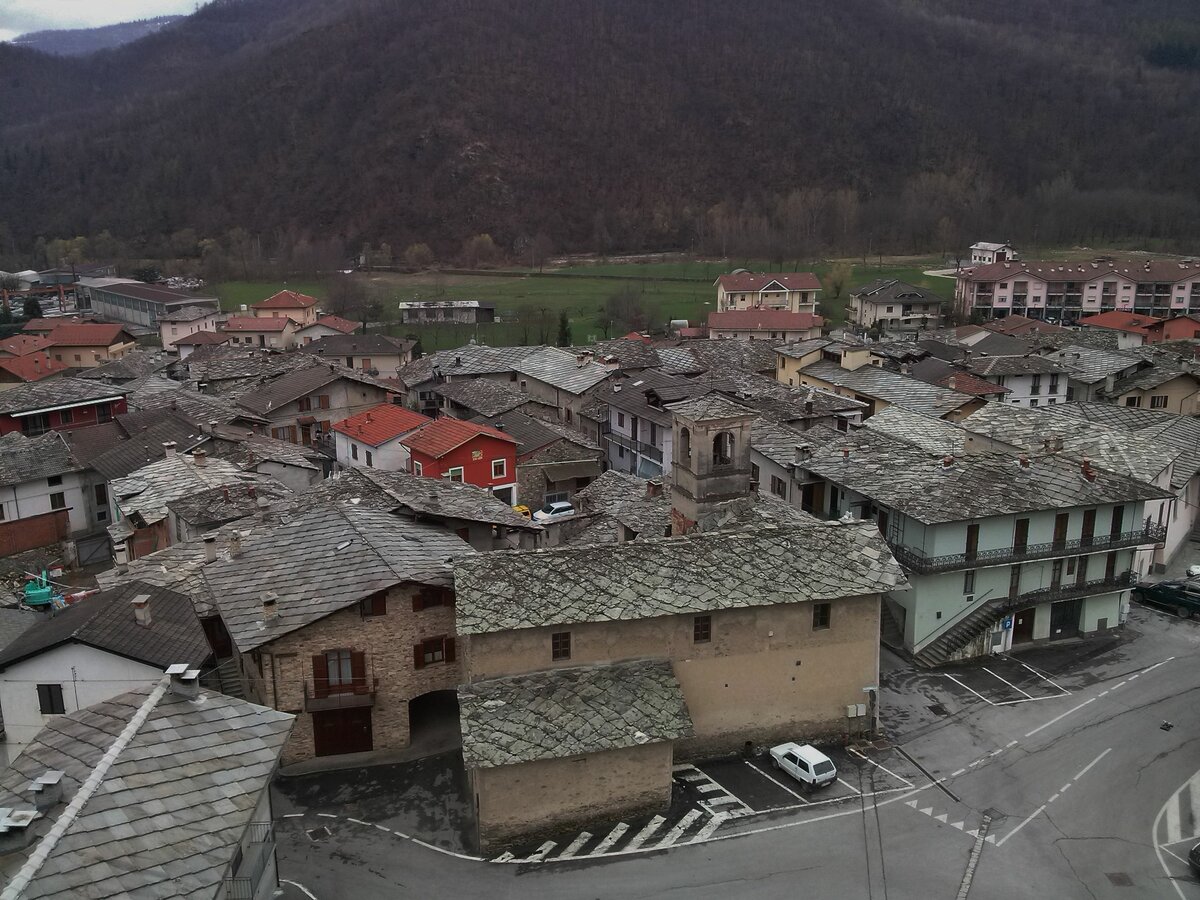 veduta del concentrico di Brossasco dall'alto