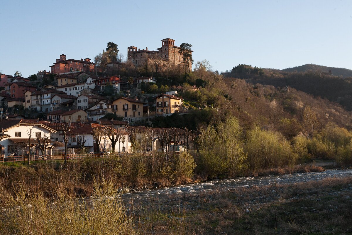 sulla destra si vede il torrente Varaita, sulla sinistra la collina sulla quale sorgono i castelli di Costigliole.